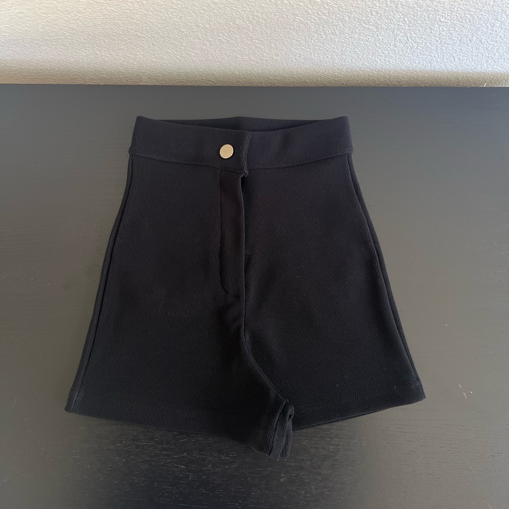 ARE YOU AM I Ribbed Short Black